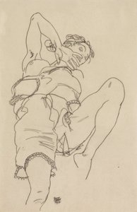 Donna in biancheria intima, reclinata all